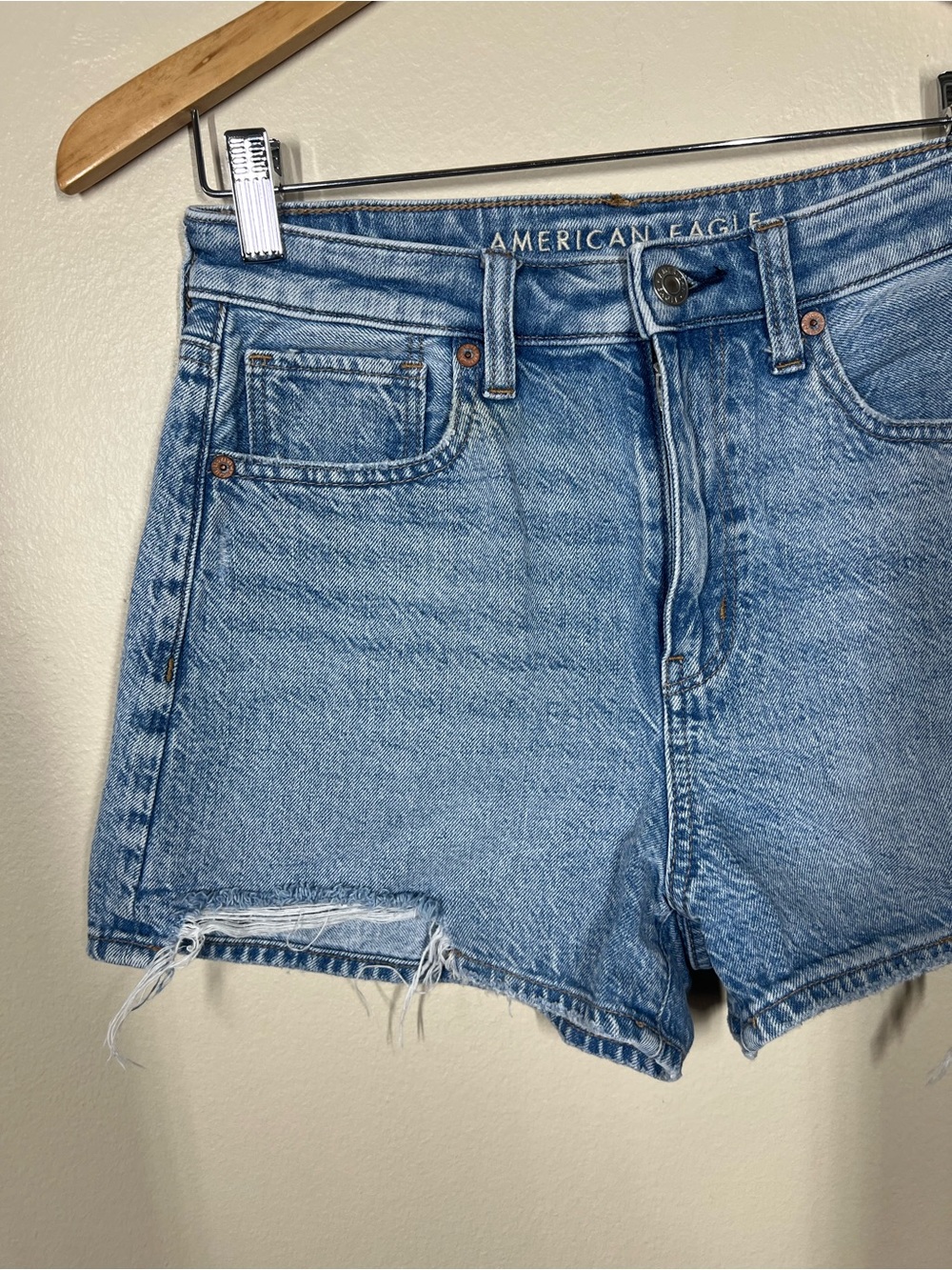 American Eagle Outfitters Women’s Light Blue High Rise Denim Mom Shorts Size 2 - Picture 3 of 7